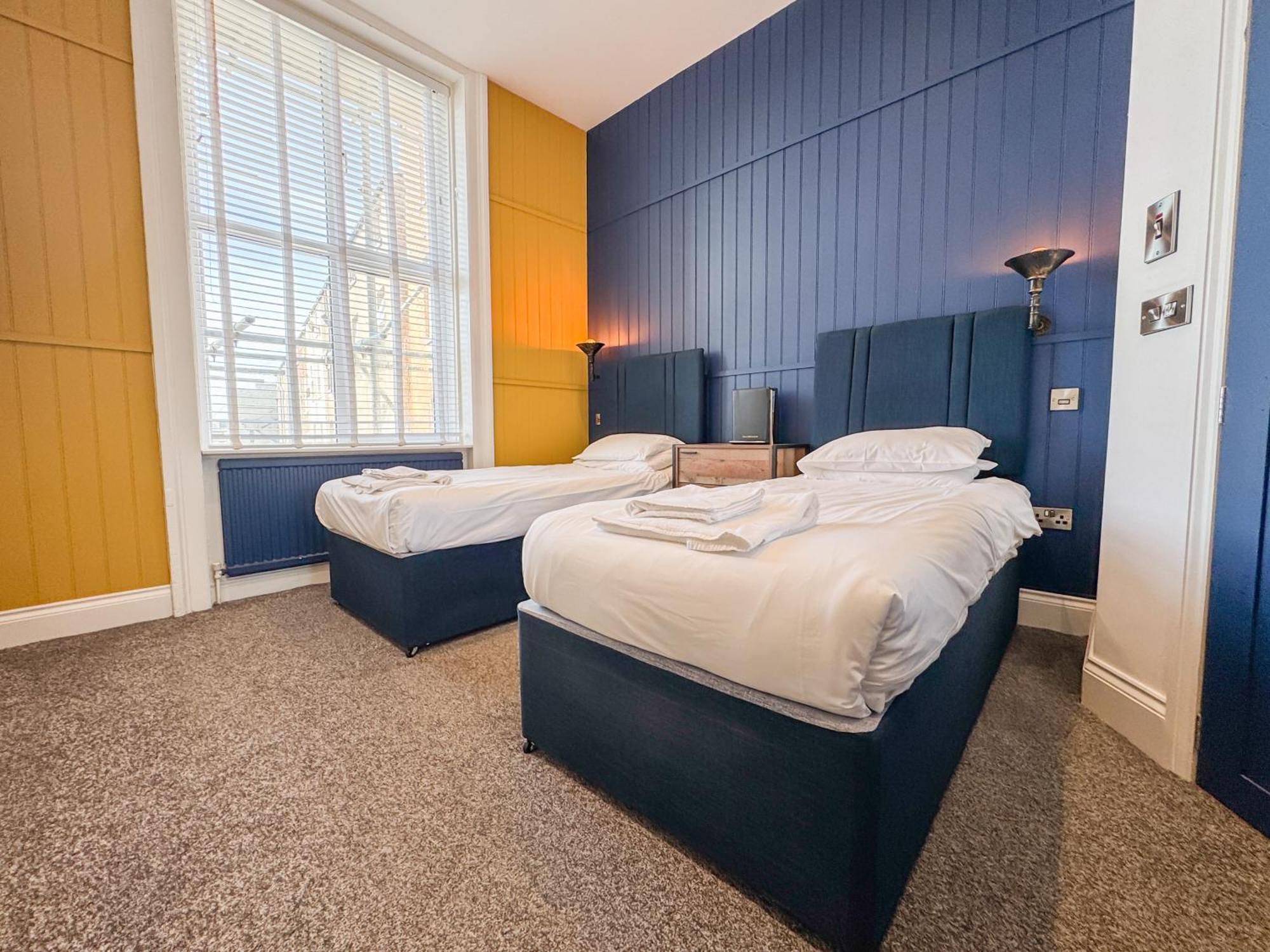 Delmont Hotel Скарборо Экстерьер фото