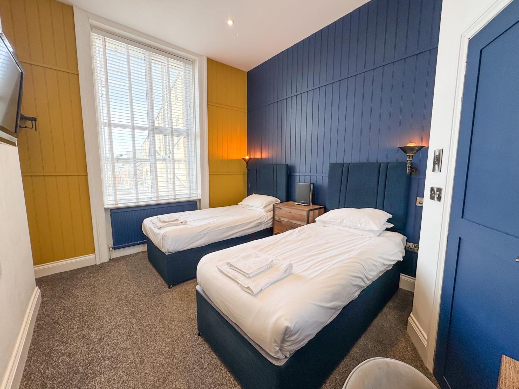 Delmont Hotel Скарборо Экстерьер фото